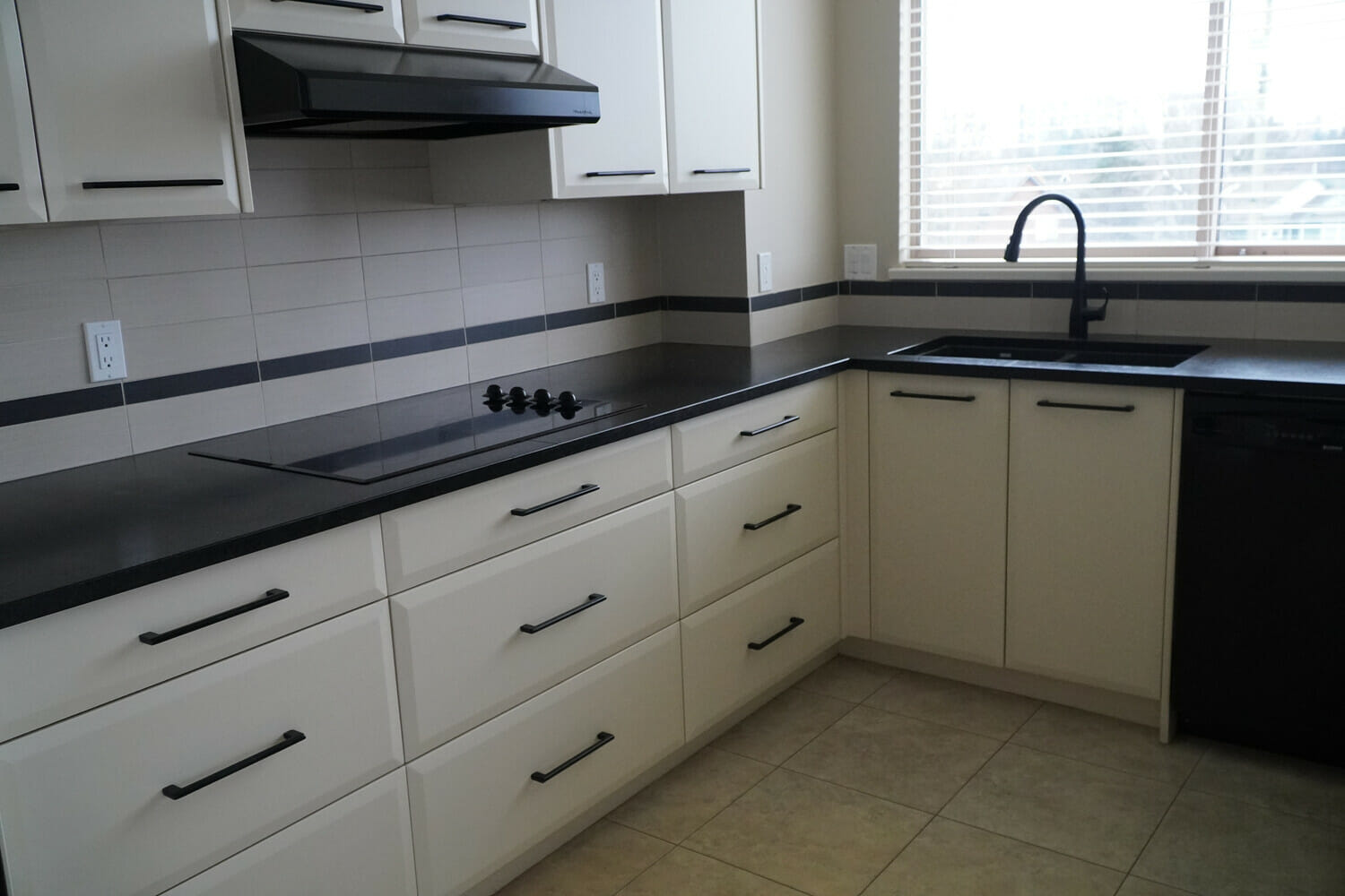Kitchen cabinet 